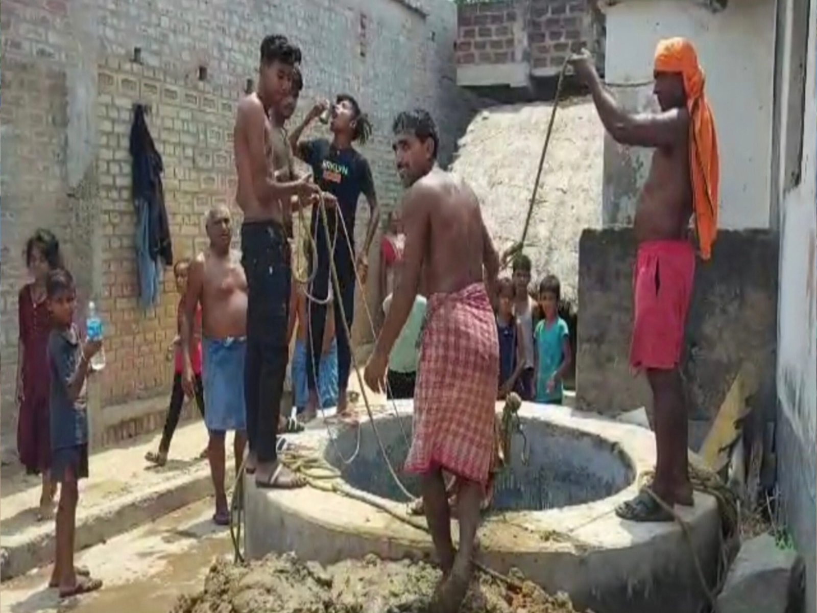 मुंगेर में इस भीषण गर्मी में जब नही मिला सरकारी मदद तो ग्रामीणों ने श्रमदान  कर खुद से जल की तलास में जुटे, गांव स्थित सूखे कुआं को और गहराई ...