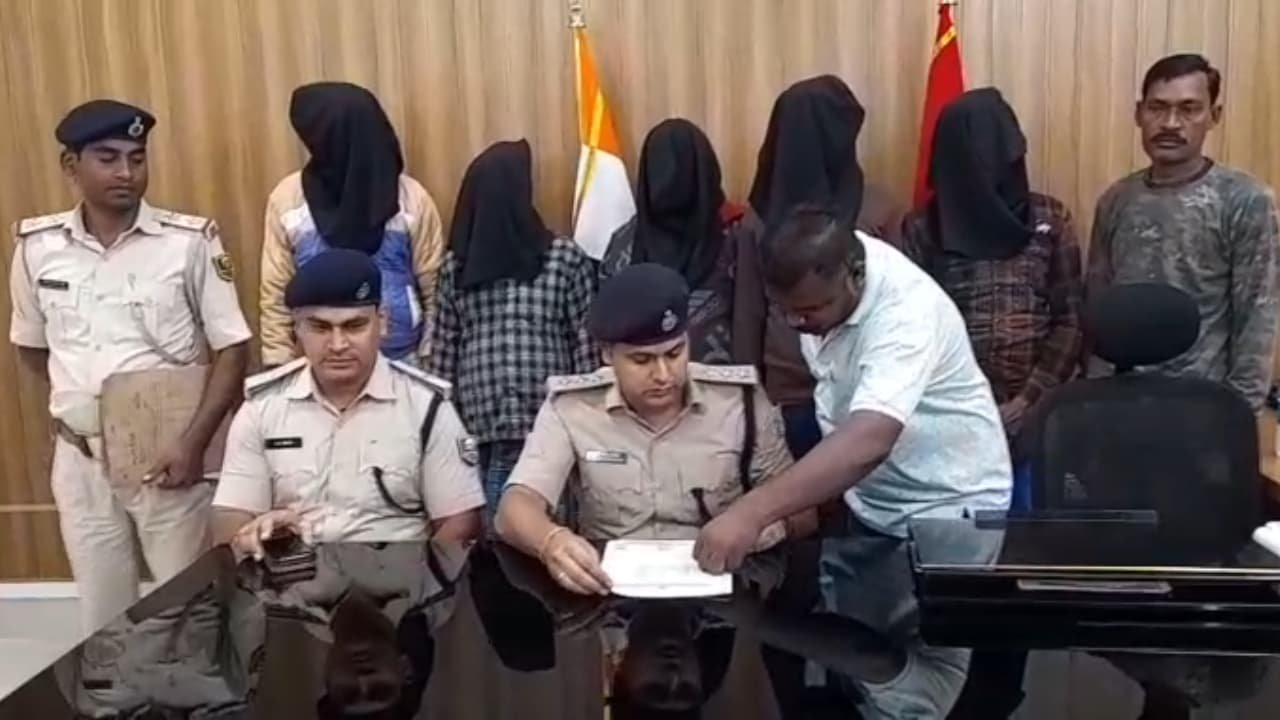 मुंगेर पुलिस ने अवैध मिनी गन फैक्ट्री का किया भंडाफोड़, पांच युवक गिरफ्तार, कई निर्मित-अर्धनिर्मित हथियार बरामद 1 WhatsApp Image 2025 11 12 at 19.12.21
