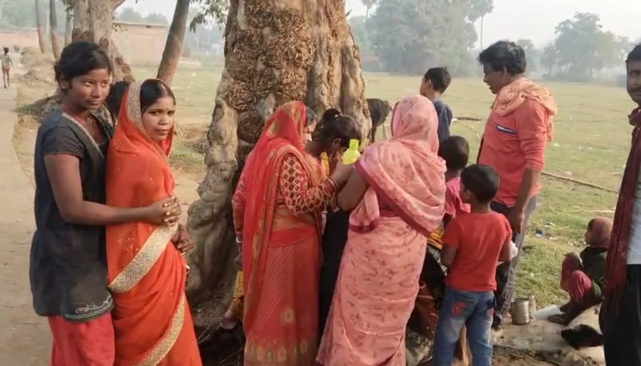 बिहार में एक पेड़ से अचानक झरने की तरह निकलने लगा पानी, देखकर सब हैरान जानिए रहस्यम कहानी 1 WhatsApp Image 2025 12 11 at 23.44.42