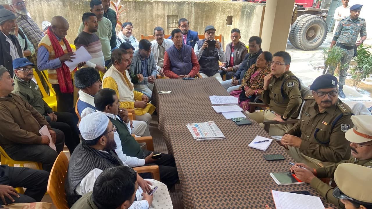 मुंगेर के तारापुर थाना में SP सैयद इमरान मसूद का जनता दरबार, भूमि विवाद, घरेलू हिंसा व अन्य शिकायतों पर दिया बड़ा आदेश 1 WhatsApp Image 2025 12 18 at 10.05.39