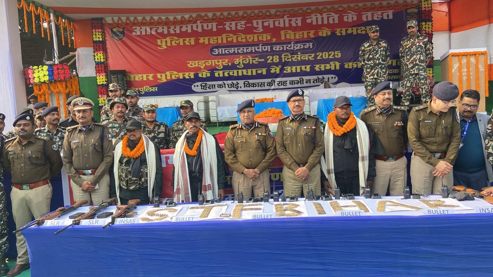 मुंगेर में बिहार के DGP विनय कुमार की मौजूदगी में तीन इनामी नक्सलियों ने किया आत्मसमर्पण, इंसास-SLR समेत हथियार सौंपे 1 WhatsApp Image 2025 12 31 at 09.41.42 1